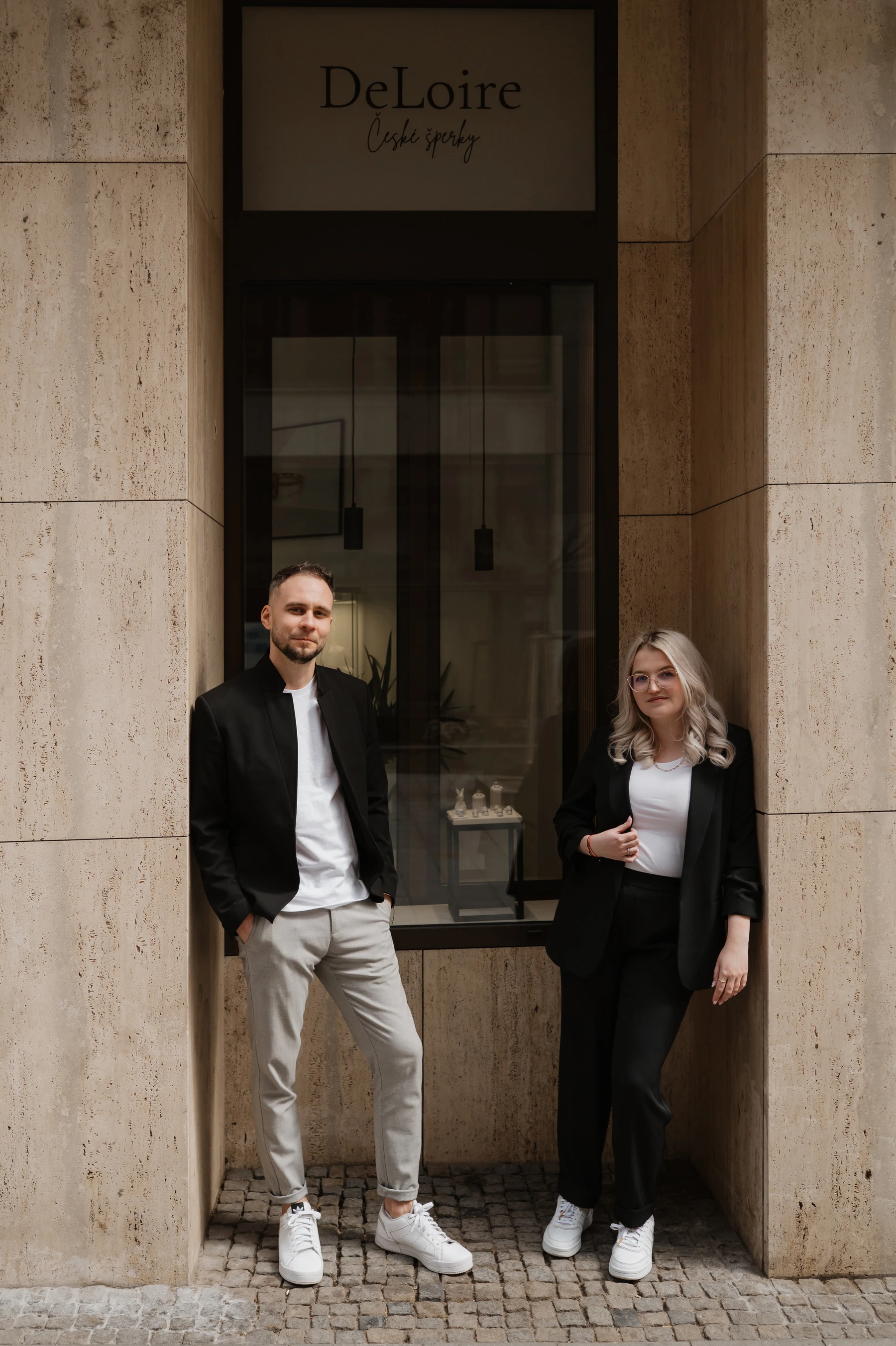 Michaela Šidlová i Radim Ratajský przed pracownią DeLoire w Brnie
